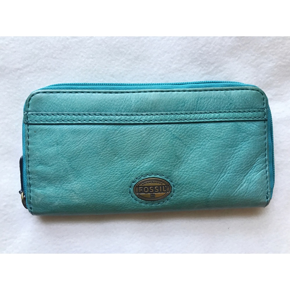Leather Fossil wallet in turquoise
